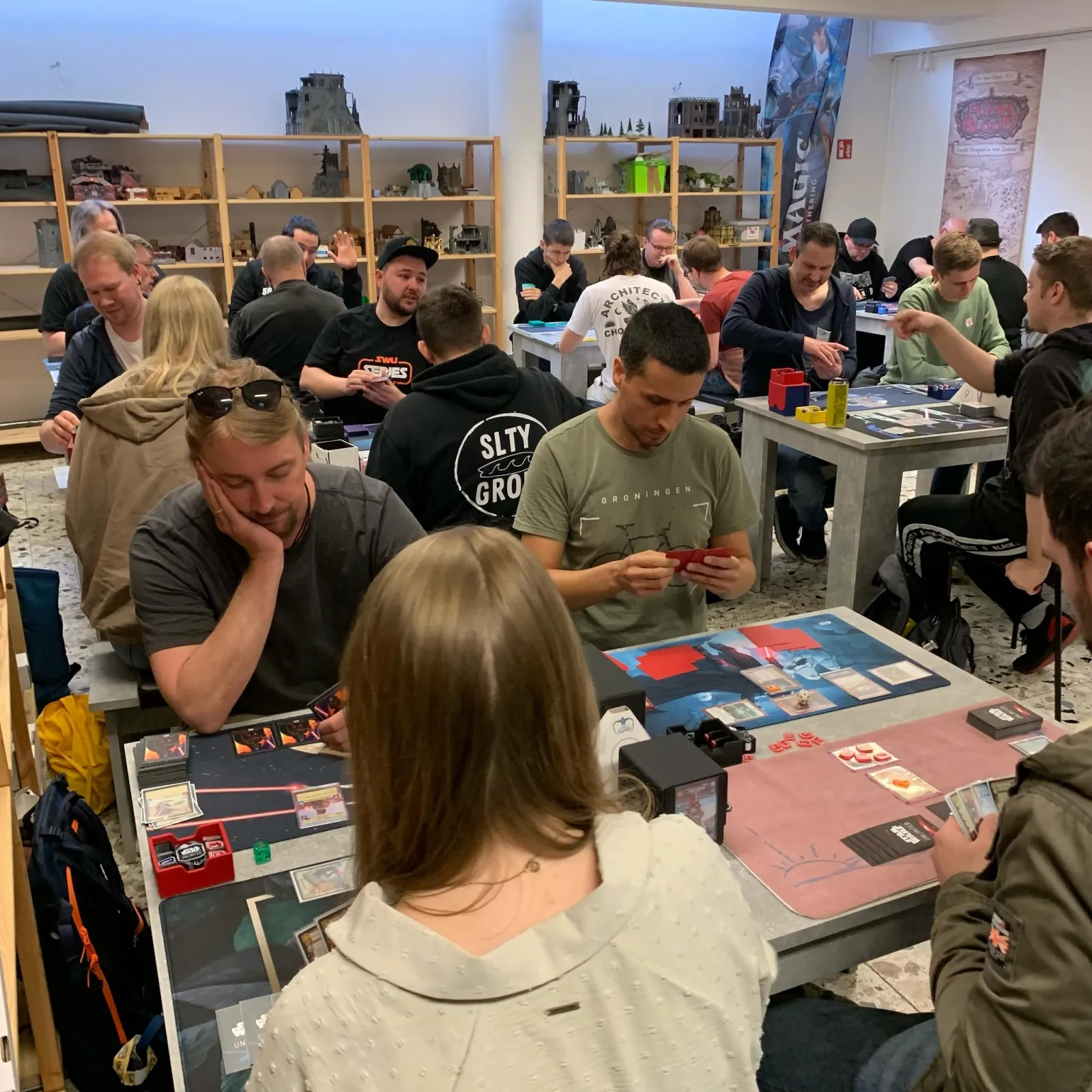 Volle Spieltische an einem Turnierabend