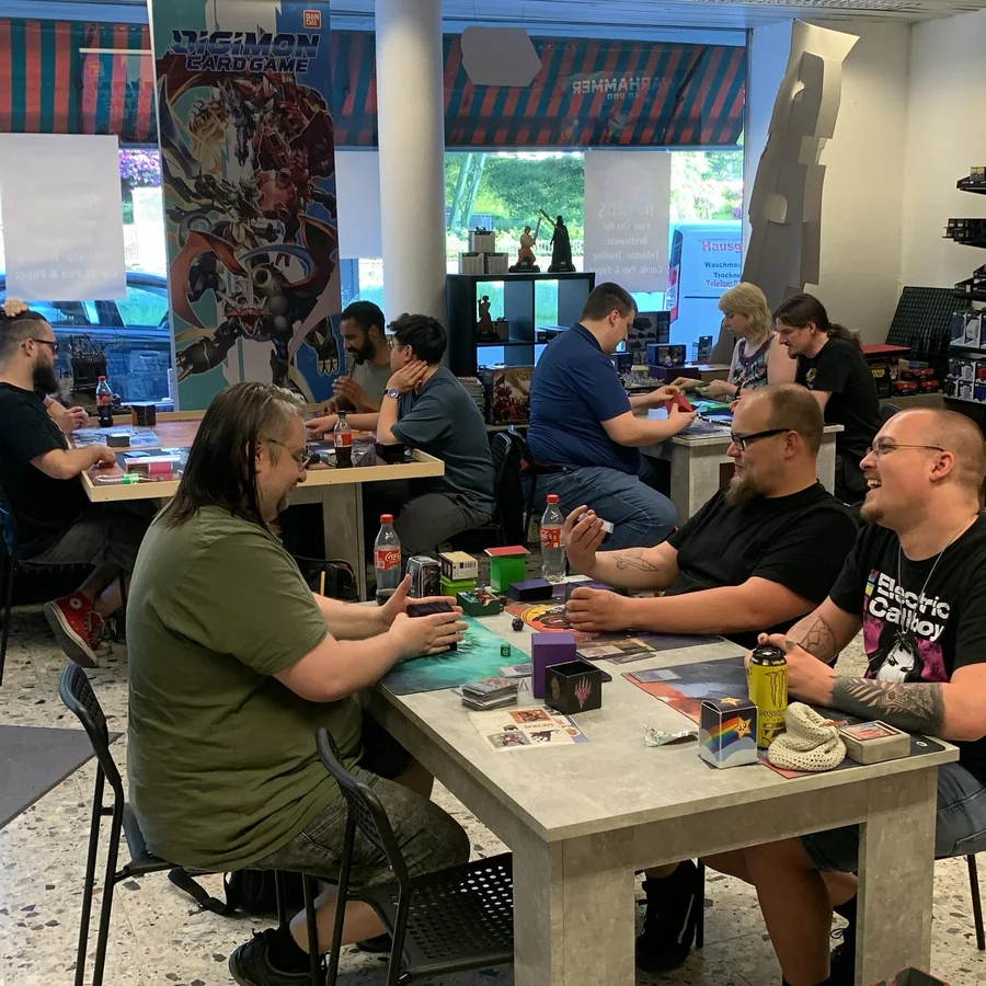 Blick in den Laden mit Spieltischen und Sortiment