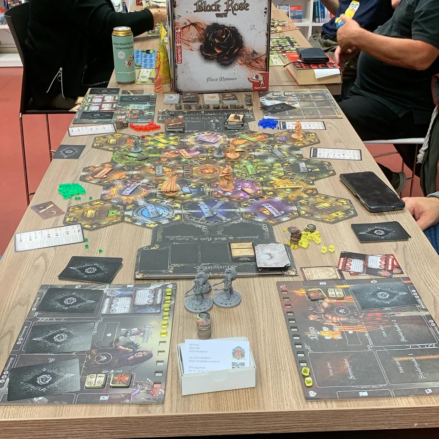 Spielrunde an einem der Tische bei No Pixels in Wuppertal